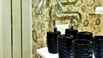 Kelengkapan dandanan diri percuma, pengering rambut, selipar