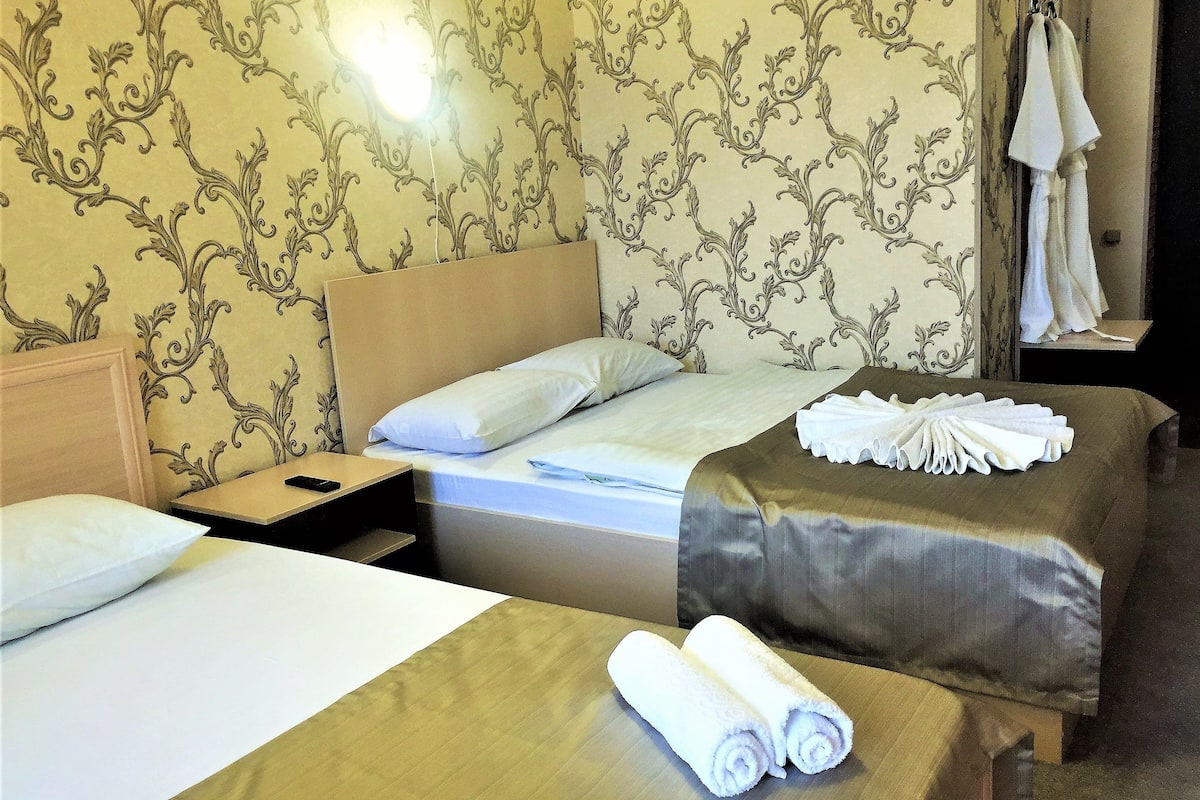 Standard-Doppelzimmer, Mehrere Betten | Individuell dekoriert, individuell eingerichtet, Schreibtisch