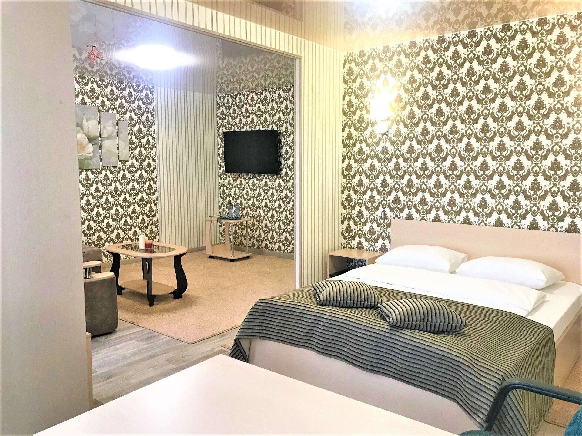 Suite | Dihias secara berasingan, dilengkapkan perabot secara berasingan, meja 