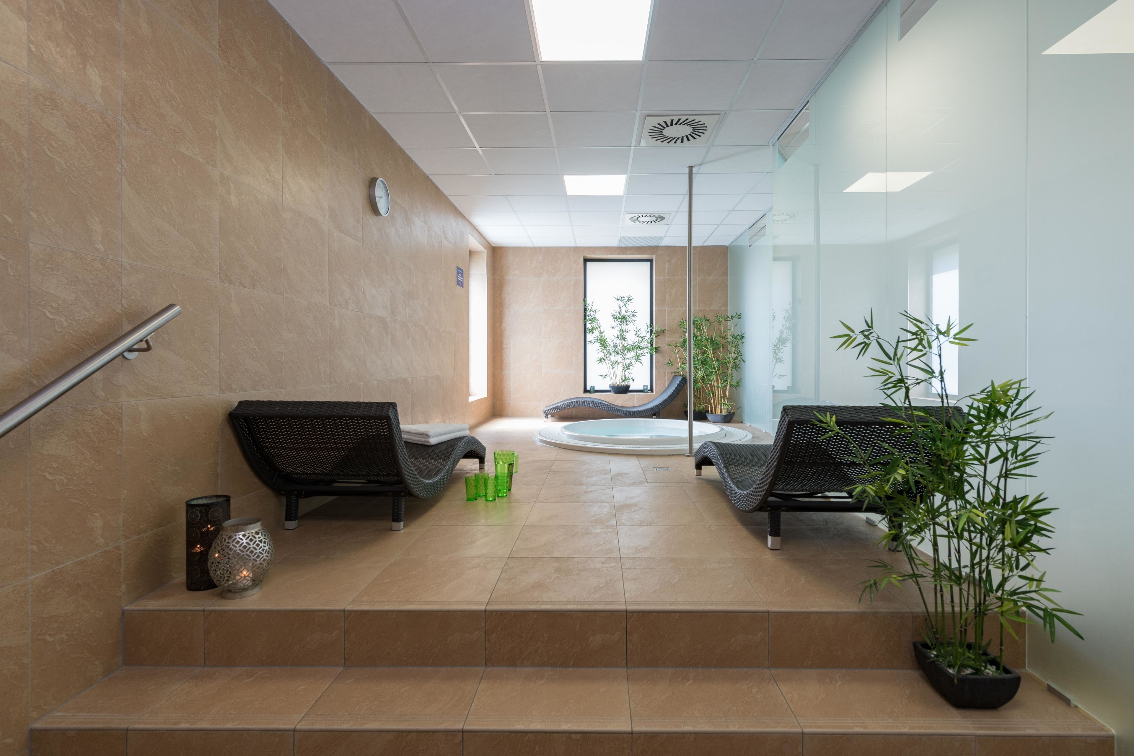 Hot tub, steam room