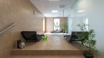 Hot tub, steam room