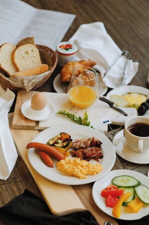 Free daily buffet breakfast