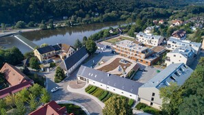 Luchtbeeld van een woongebied met moderne gebouwen, een rivier en een brug.