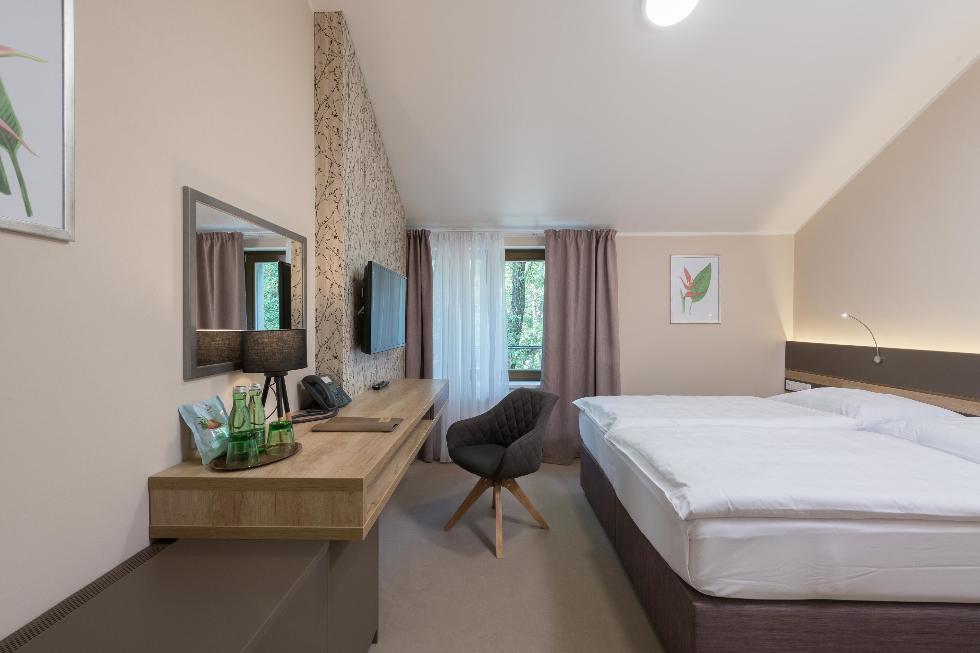 Superior-Doppel- oder -Zweibettzimmer, zum Garten hin | Minibar, Zimmersafe, Schreibtisch, laptopgeeigneter Arbeitsplatz