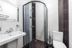 Junior suite | Badkamer | Een haardroger, handdoeken