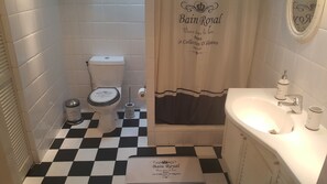 Habitación cuádruple familiar, vista al jardín | Baño | Regadera, secadora de cabello, toallas