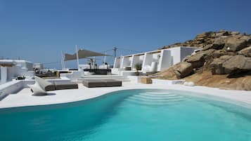 Piscine extérieure (ouverte en saison), chaises longues