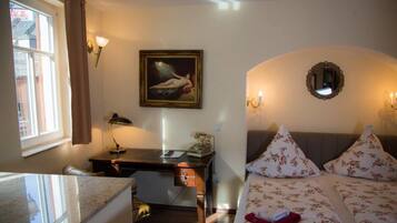 Chambre Double | Rideaux occultants, chambres insonorisées, fer et planche à repasser