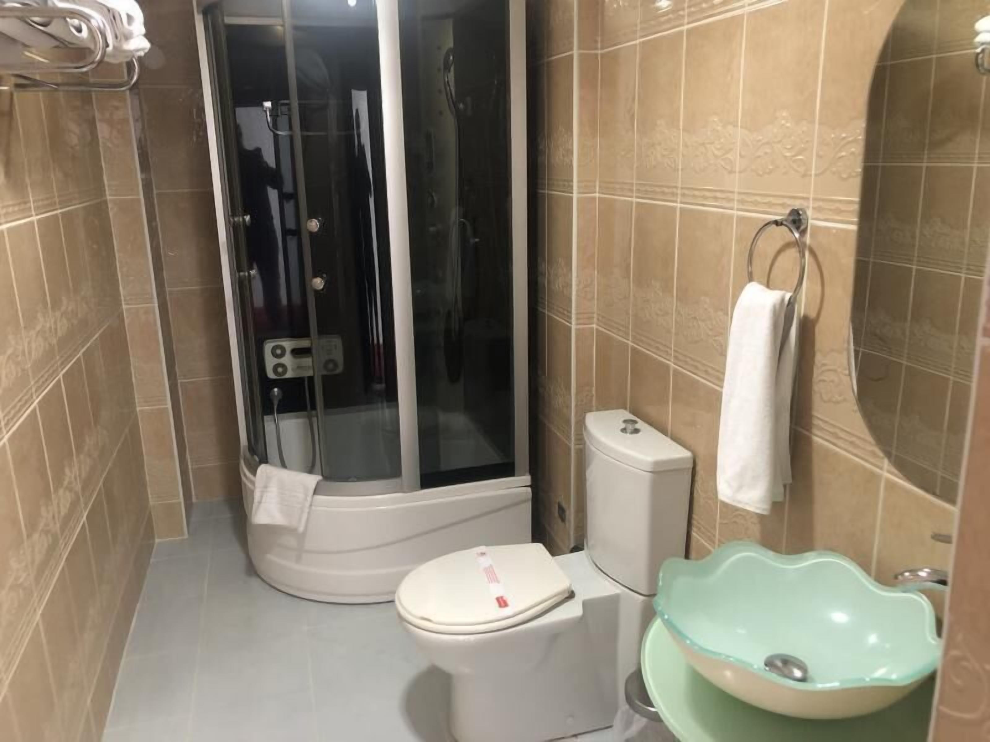 Studio Suite, 1 phòng ngủ, quang cảnh thành phố | Phòng tắm | Buồng tắm vòi sen, máy sấy tóc, dép đi trong nhà, khăn tắm 