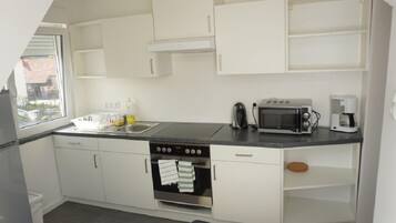 Full-sized fridge, microwave, oven, stovetop