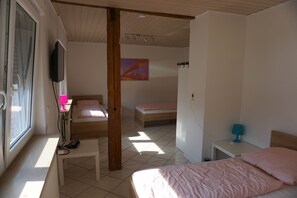 Double or Twin Room, Shared Bathroom | Premium bedding, blackout curtains, iron/ironing board, free WiFi - Gruendauer Schlafstub (Gruendau)