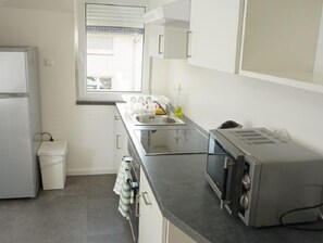 Full-sized fridge, microwave, oven, stovetop - Gruendauer Schlafstub (Gruendau)