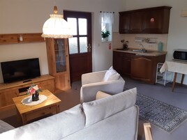 Apartamento, terraço | Área de estar | TV de tela plana 150 cm com canais digitais