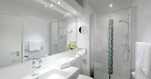 Shower, free toiletries, hair dryer, towels -  Akzent Hotel Bavaria Oldenburg (Oldenburg)