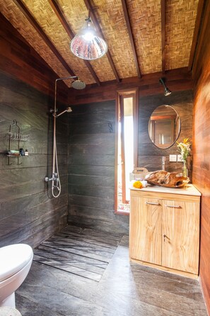 Traditional Villa, 2 Bedrooms, Garden Area | Bathroom | Combined shower/tub, deep soaking tub, free toiletries, hair dryer - Villa Cinta (Ubud)