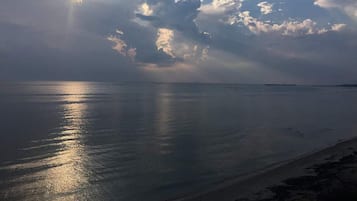 Een privéstrand, wit zand