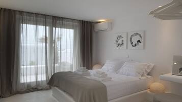 Suíte luxo, 1 quarto, acesso à piscina | 1 quarto, cofres nos quartos, escrivaninha