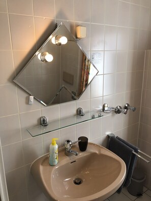 Tweepersoonskamer | Badkamer | Een haardroger