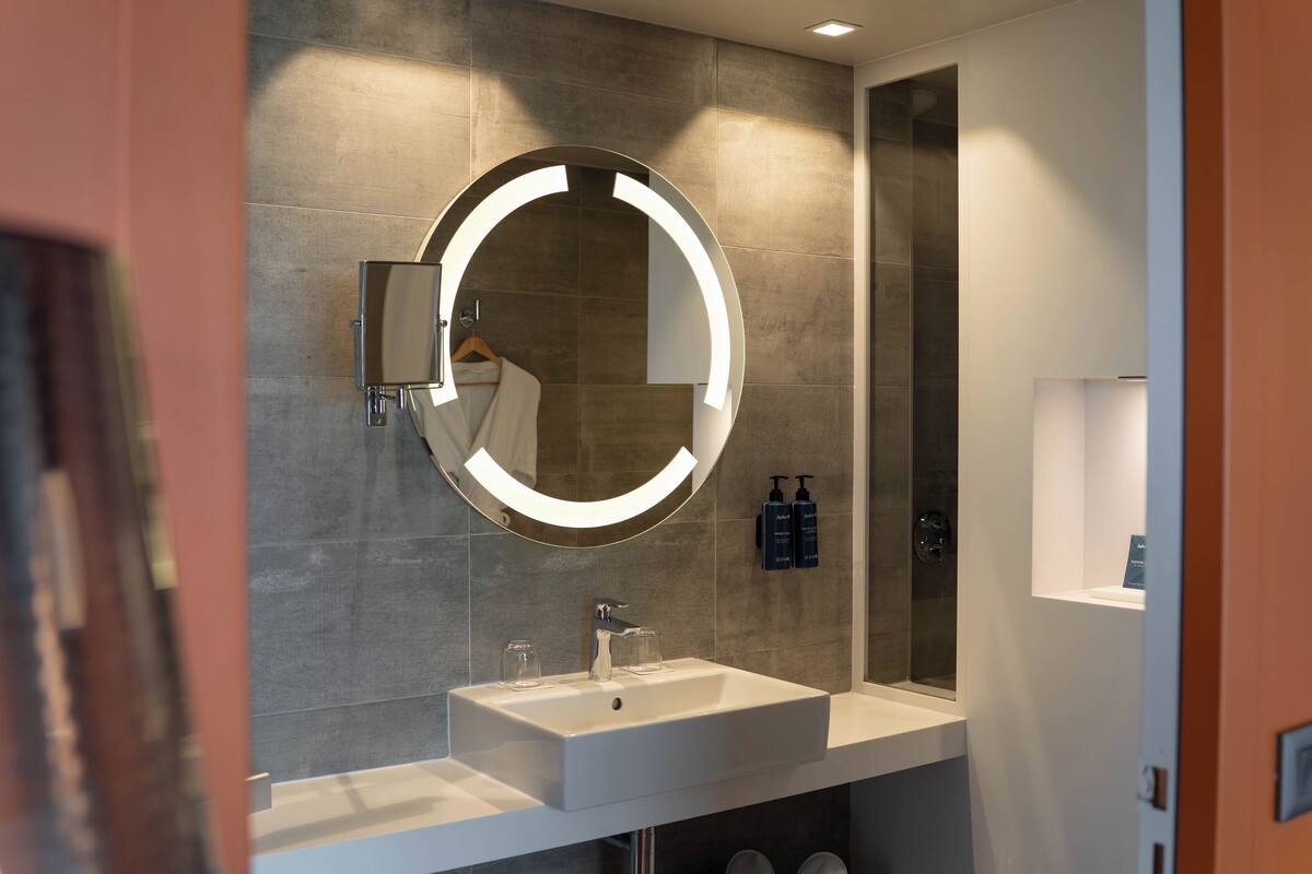 shower, rainfall showerhead, free toiletries, hair dryer