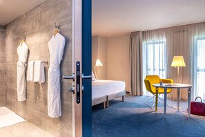 1 Schlafzimmer, hochwertige Bettwaren, Zimmersafe, Schreibtisch