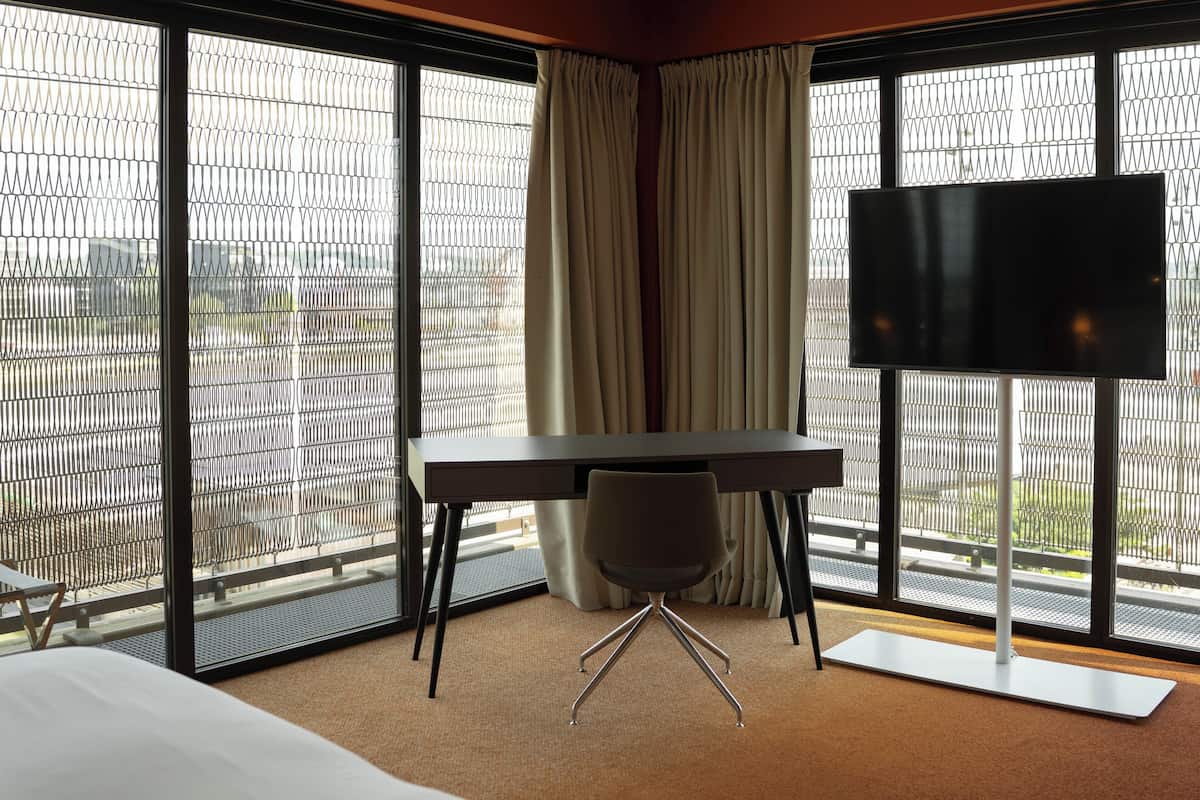 room, corner (bassins a flot vw) | 1 bedroom, premium bedding, in-room safe, desk