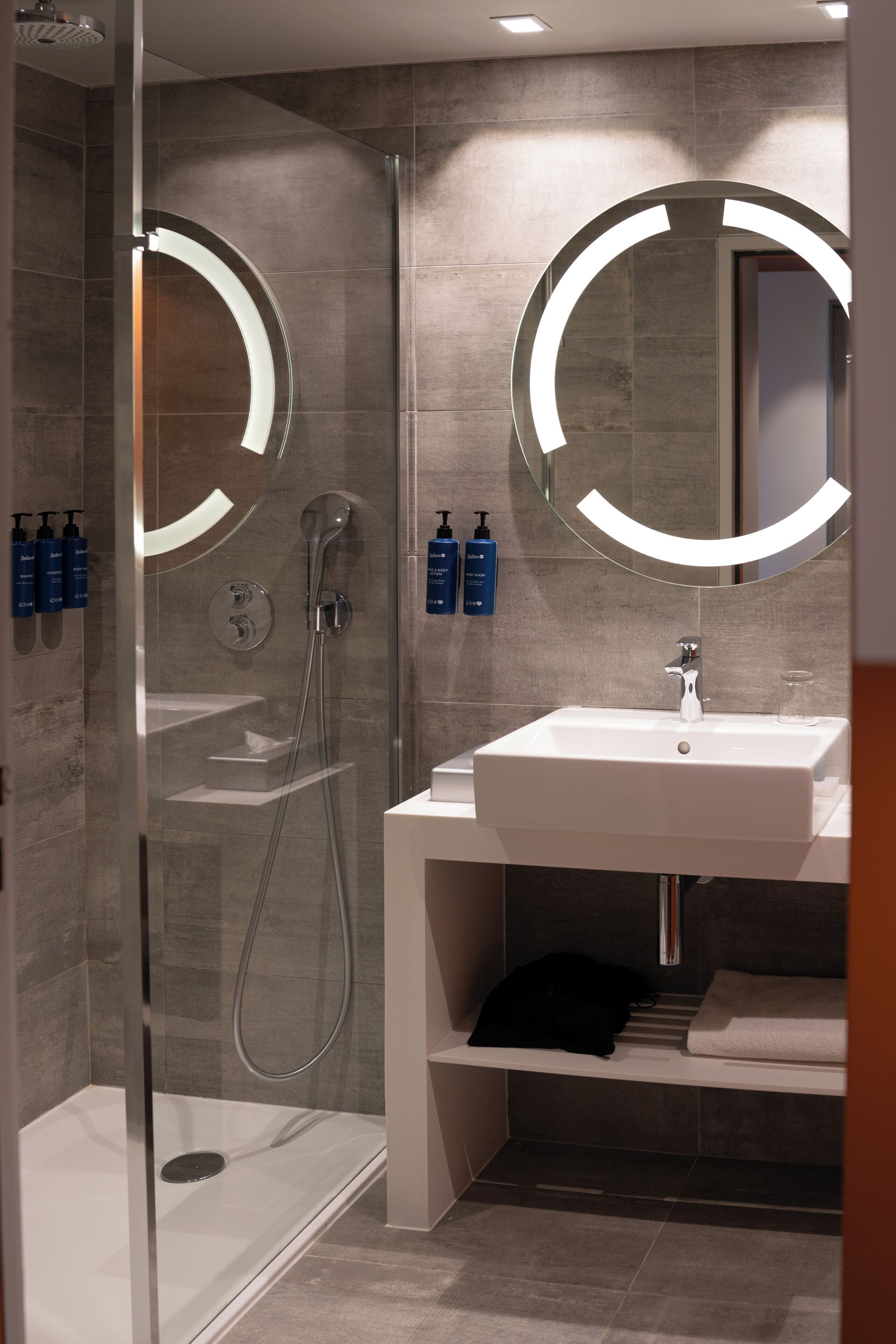 room (single guest) | bathroom | shower, rainfall showerhead, free toiletries, hair dryer