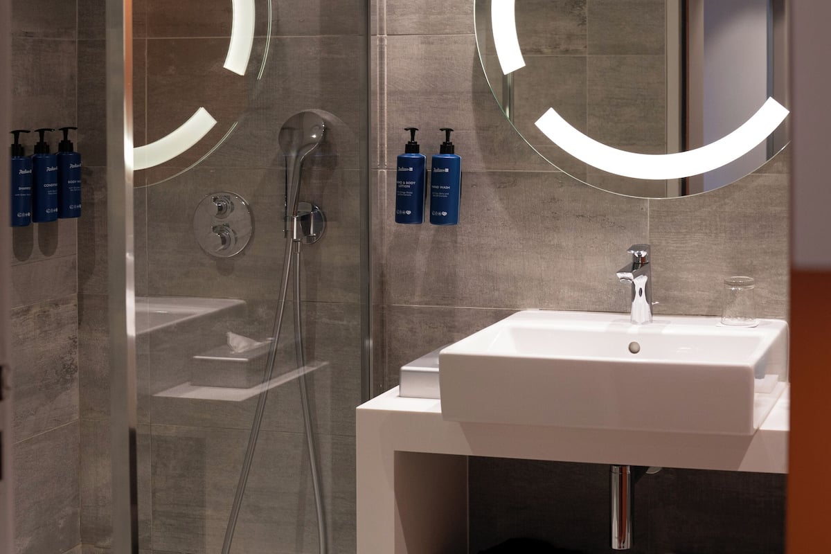 room (single guest) | bathroom | shower, rainfall showerhead, free toiletries, hair dryer
