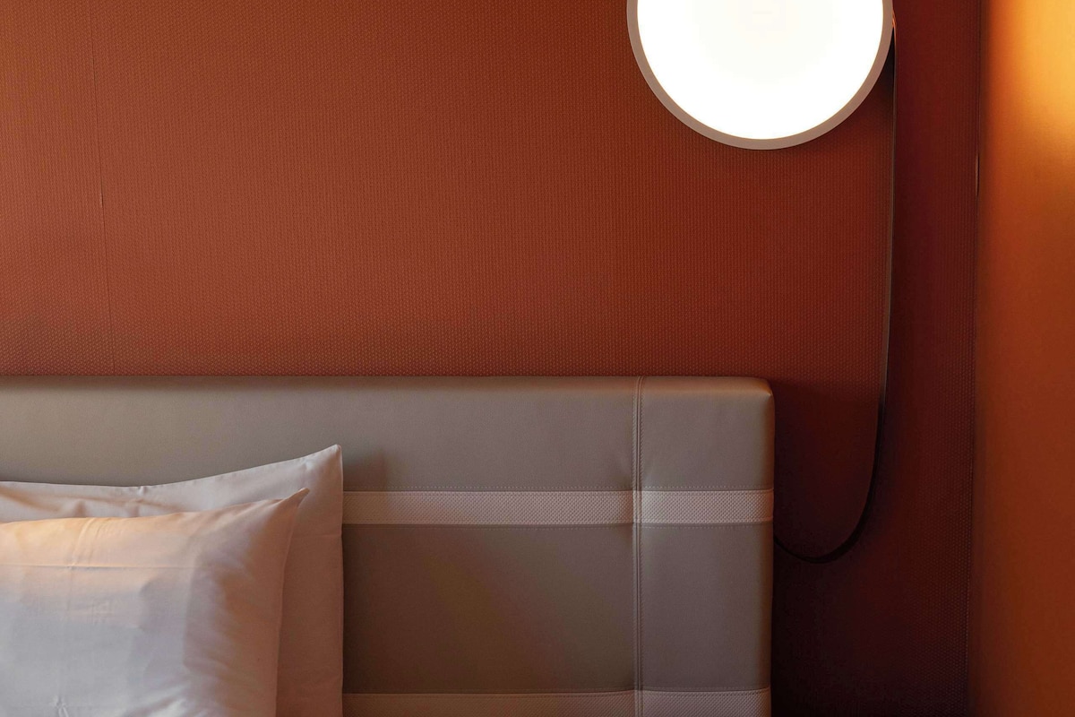 1 bedroom, premium bedding, in-room safe, desk