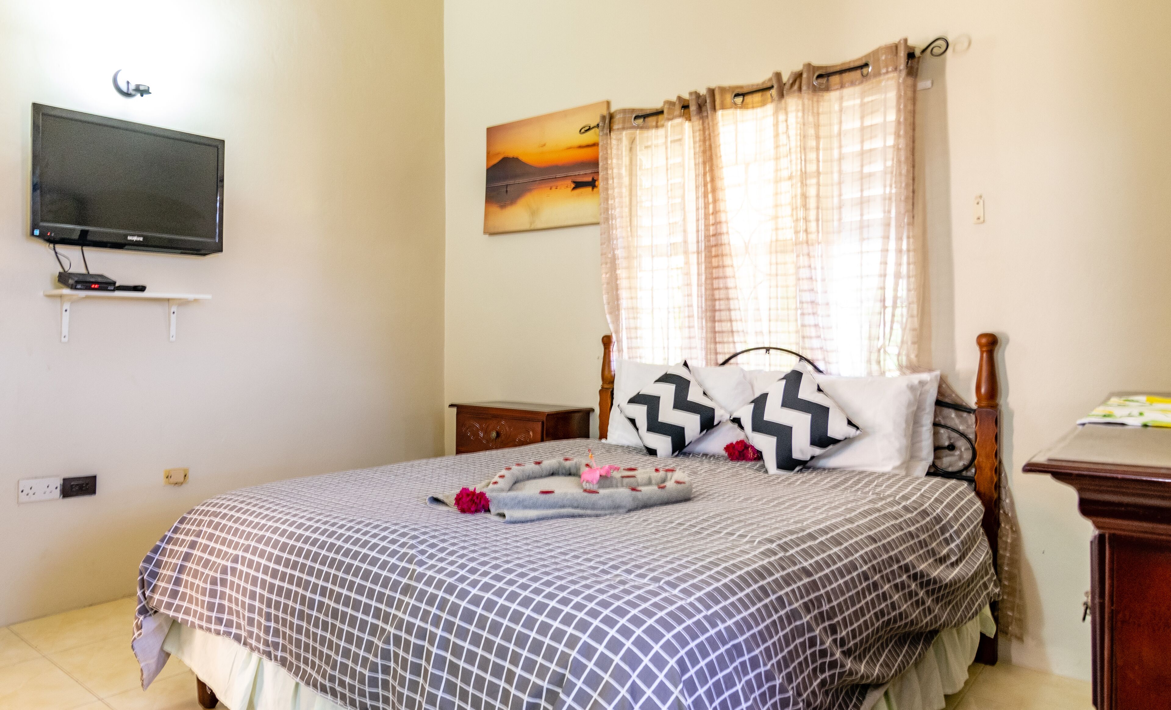 2 bedrooms, Egyptian cotton sheets, premium bedding, Select Comfort beds