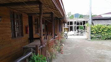 Dormitorio compartido básico | Balcón