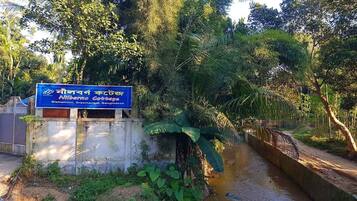 Señal para Nibarnor Cottage en Bishwanol, Sreemangal, Bangladés.