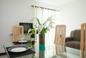 Apartamento família, várias camas, para não fumantes | Opções para refeição no quarto