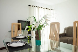 Family Apartment, Multiple Beds, Non Smoking | In-room dining
