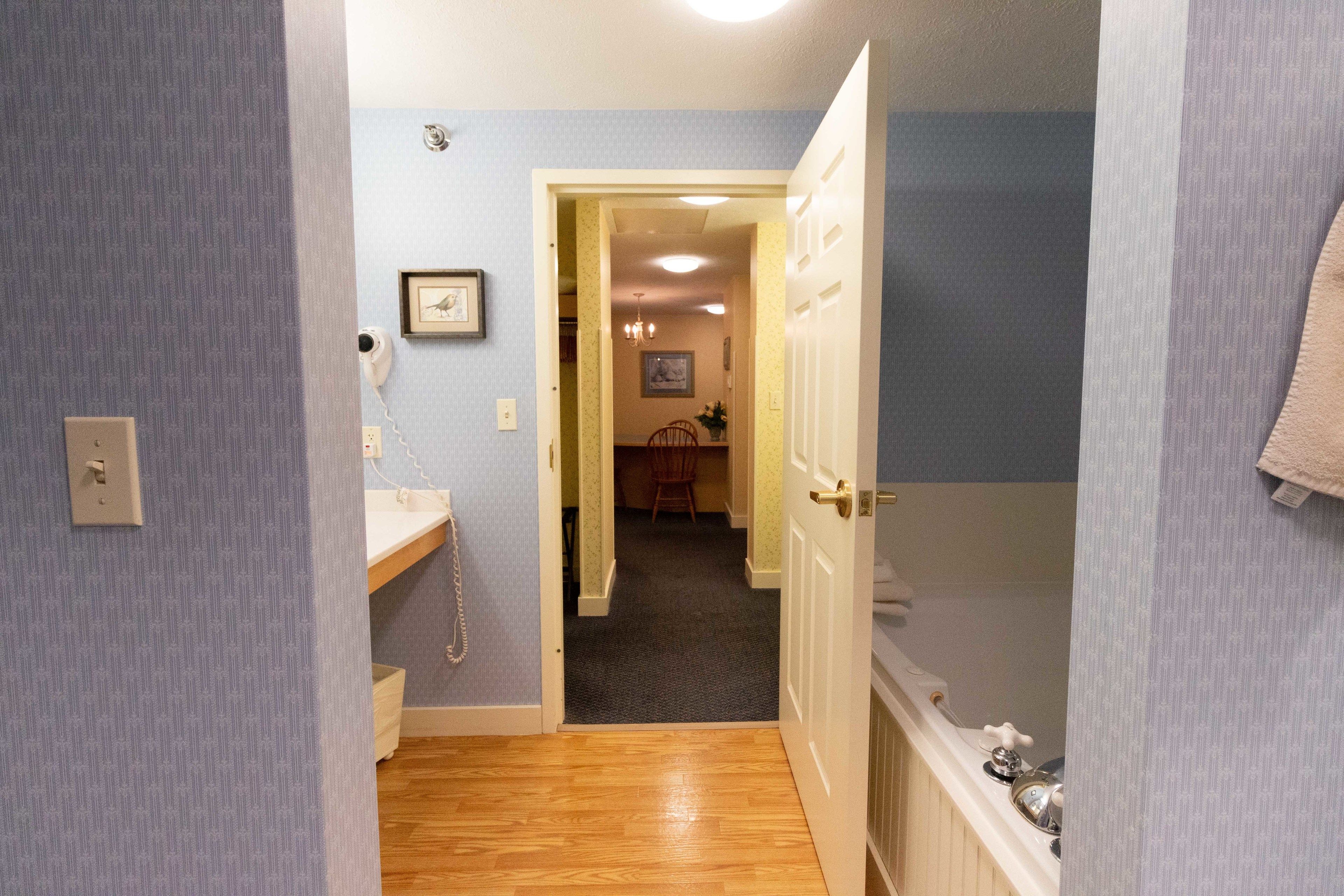 deluxe suite, 1 bedroom | bathroom | free toiletries, hair dryer, towels