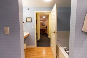 Suite Deluxe, 1 habitación | Ba ño | Artículos de higiene personal gratuitos, secador de pelo y toallas