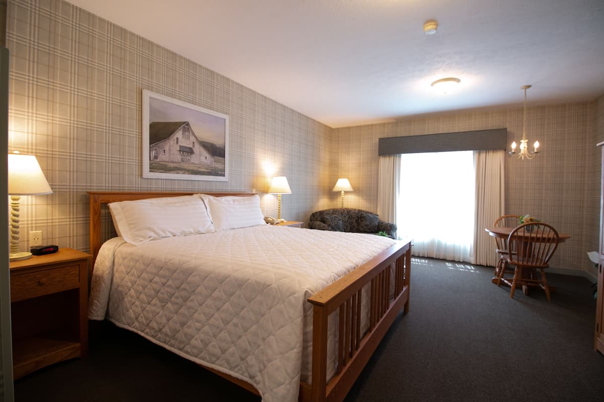 Standard Room, 1 King Bed | 1 bedroom, individually decorated, individually furnished, desk