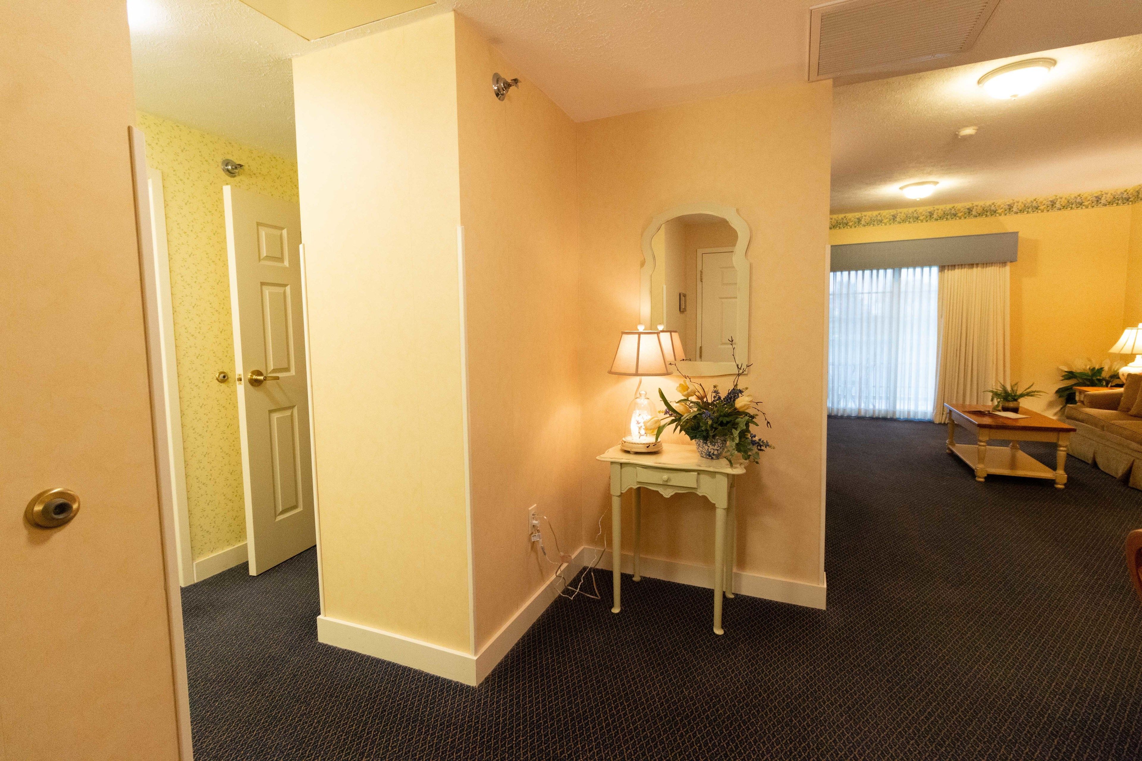 deluxe suite, 1 bedroom | 1 bedroom, individually decorated, individually furnished, desk