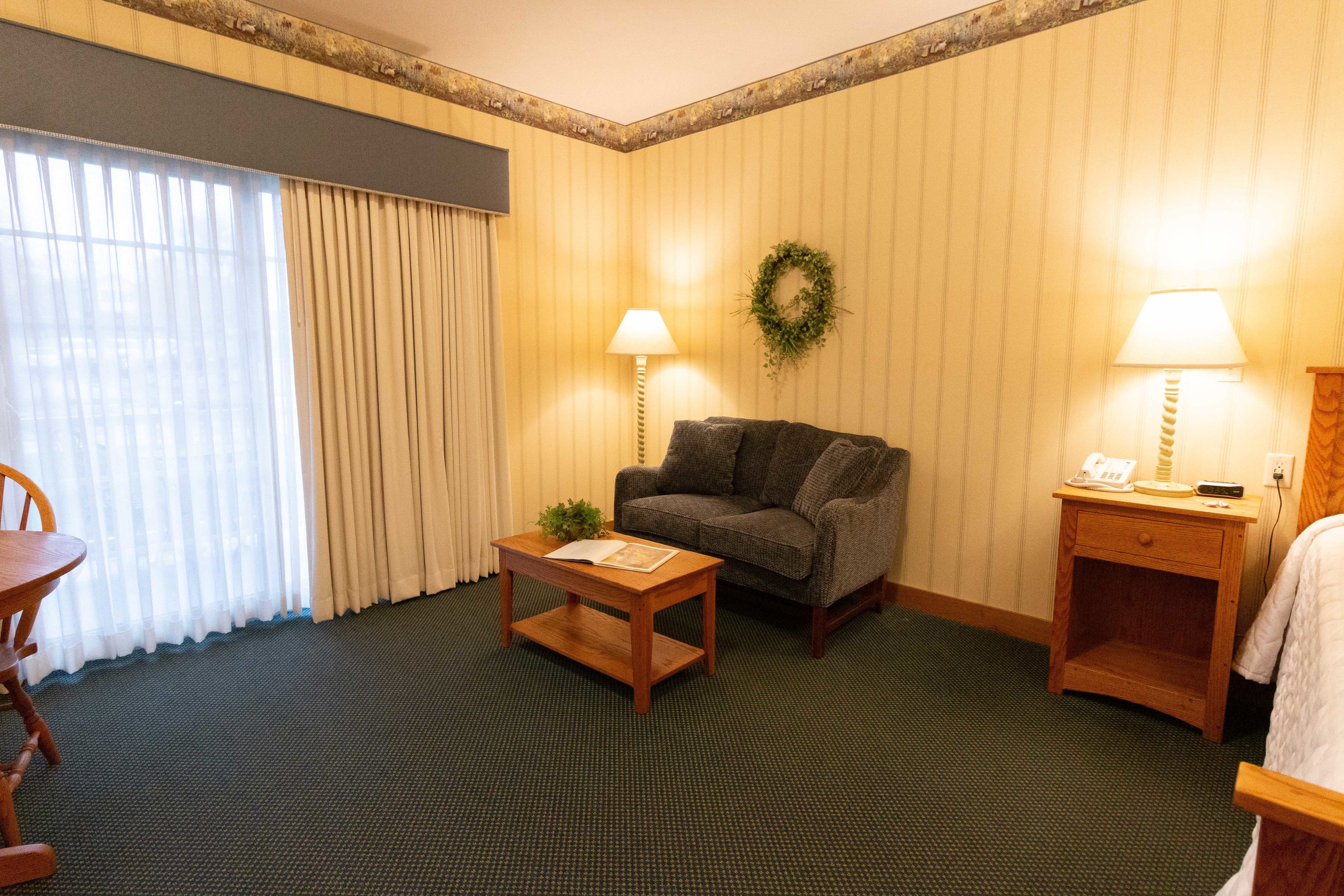 standard room, 1 king bed, balcony | 1 bedroom, individually decorated, individually furnished, desk