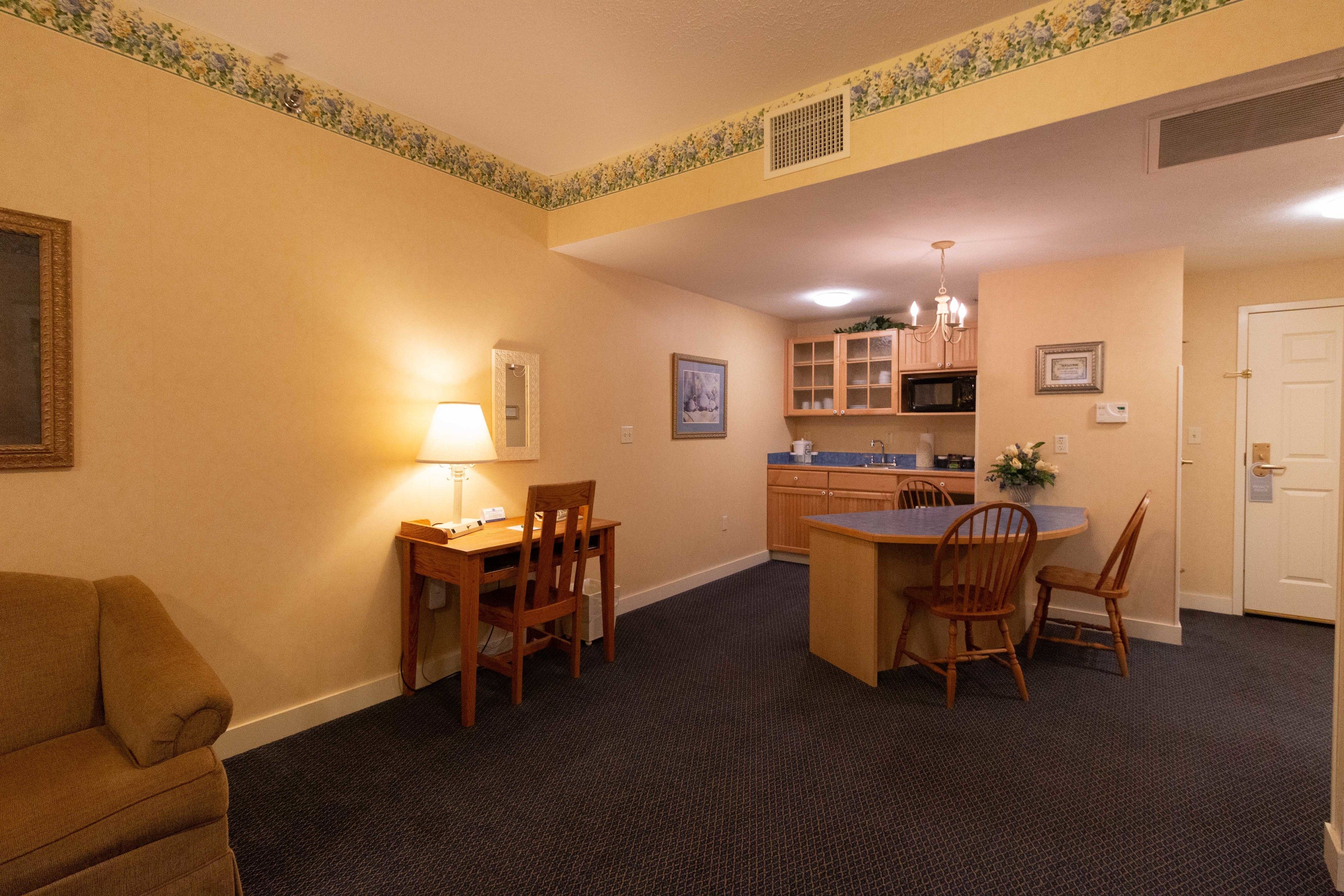 deluxe suite, 1 bedroom | private kitchenette | coffee/tea maker