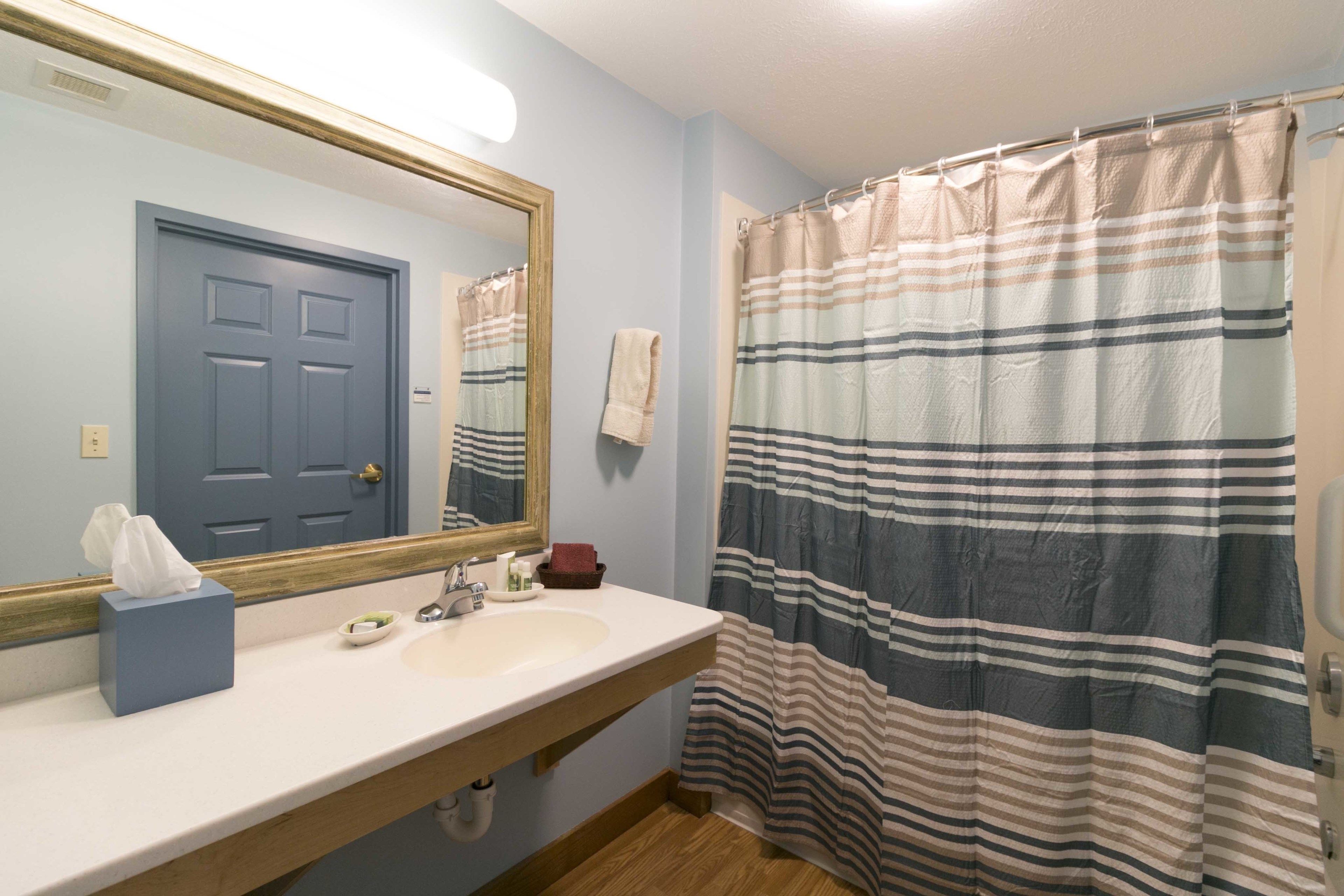 standard room, 1 king bed | bathroom | free toiletries, hair dryer, towels