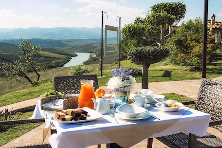 Daily buffet breakfast for a fee. Glamping Diacceroni