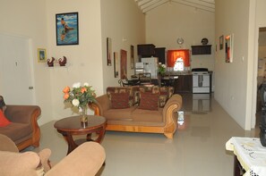 ファミリー ヴィラ ベッド (複数台) 禁煙 | リビング エリア | 薄型テレビ