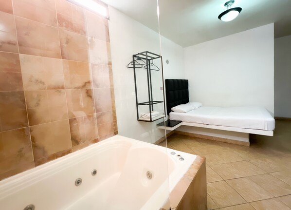 Comfort Room | Iron/ironing board, free WiFi, bed sheets, wheelchair access - Hotel Natural (Medellín)