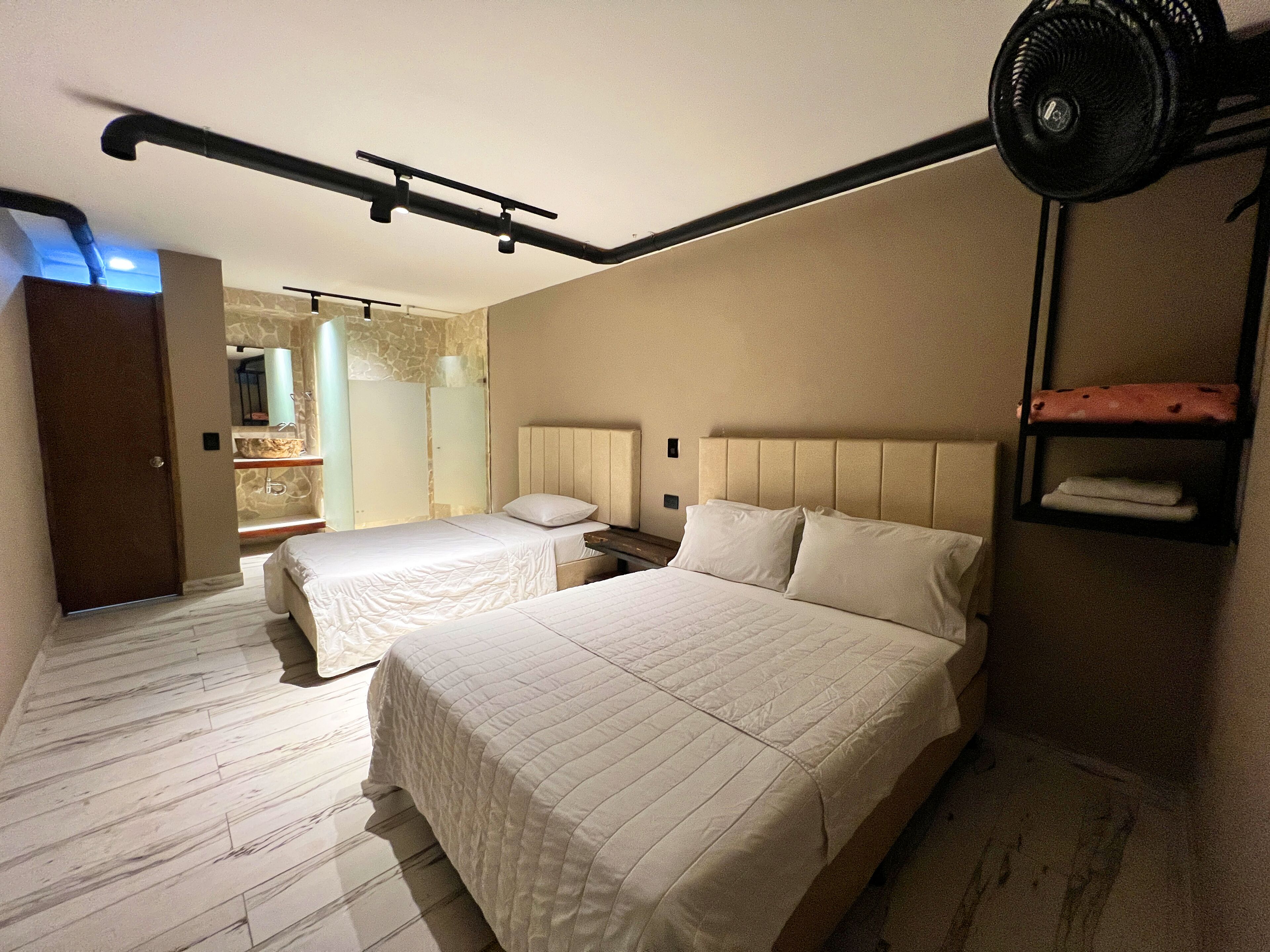 Habitación triple básica | Tabla de planchar con plancha, wifi gratis y ropa de cama 