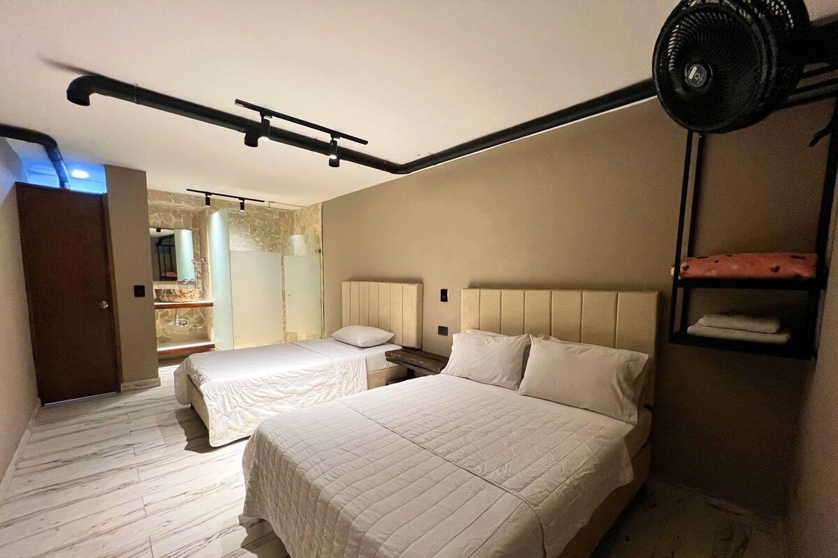 Tabla de planchar con plancha, wifi gratis y ropa de cama