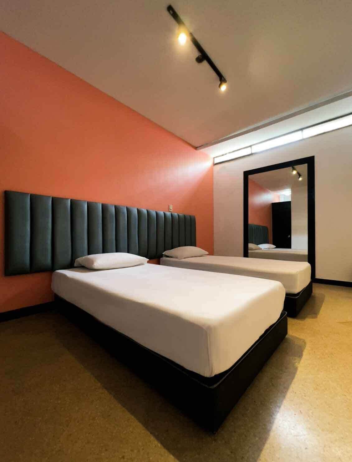 Habitación básica | Tabla de planchar con plancha, wifi gratis y ropa de cama 