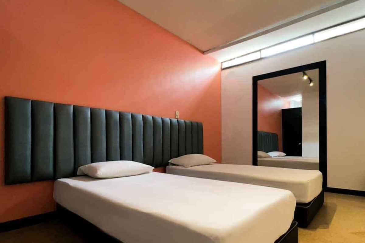 Basic Room | Iron/ironing board, WiFi (free), bed sheets