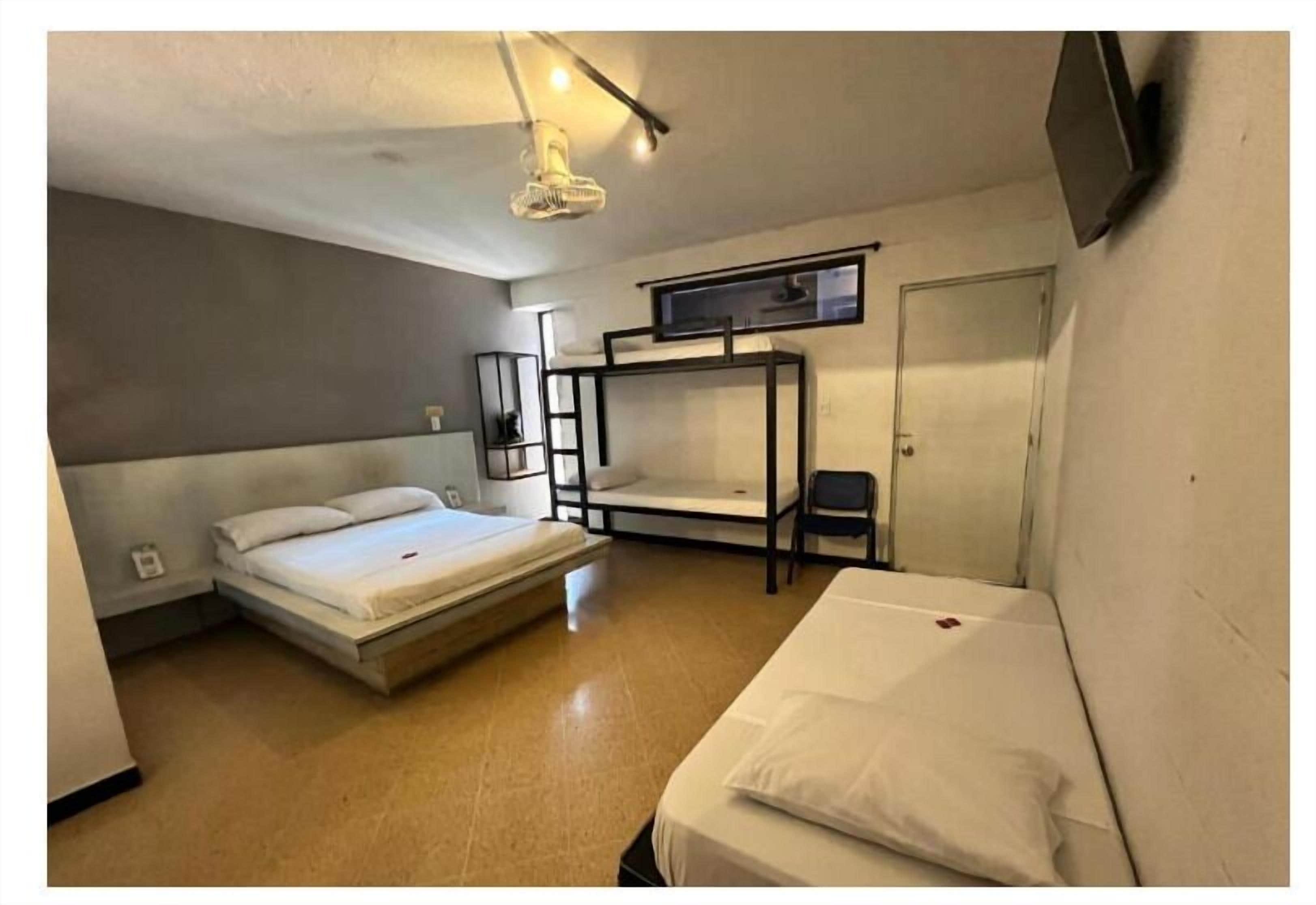 Habitación familiar | Tabla de planchar con plancha, wifi gratis y ropa de cama 