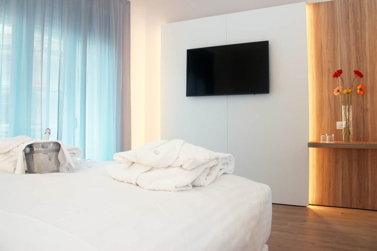 Minibar, caja de seguridad en la habitación y escritorio