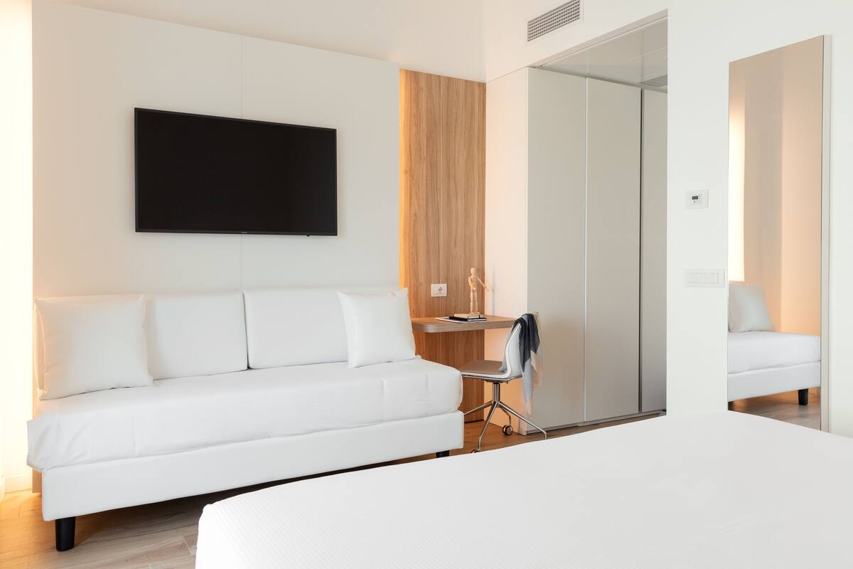 Minibar, coffres-forts dans les chambres, bureau